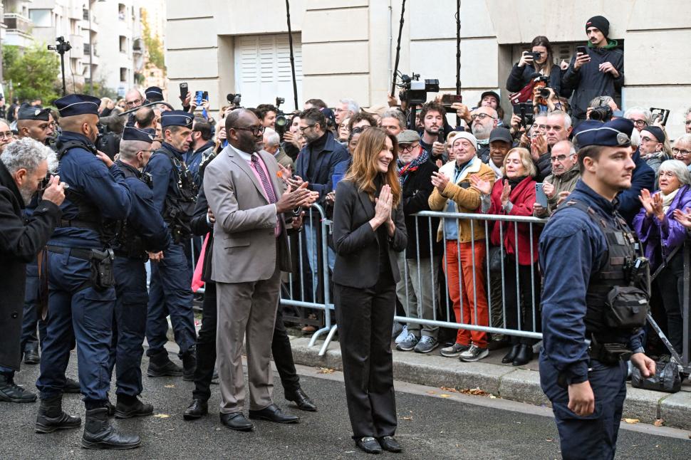 Nicolas Sarkozy a ieșit din închisoare după doar 20 de zile. S-a plâns că după gratii este „greu și epuizant” 1022179