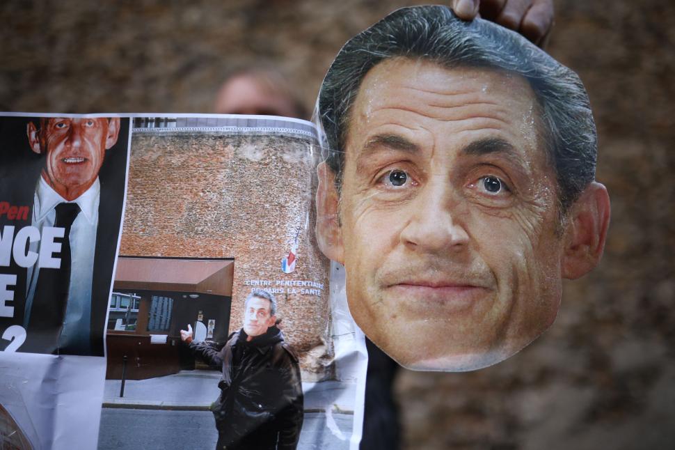 Nicolas Sarkozy a ieșit din închisoare după doar 20 de zile. S-a plâns că după gratii este „greu și epuizant” 1022188