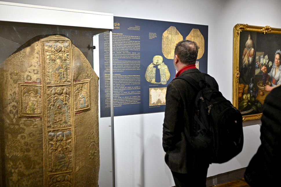 Restaurarea unui tablou vechi de 400 de ani la Muzeul Brukenthal dezvăluie o scenă biblică ascunsă sub un strat de vopsea neagră 1022405