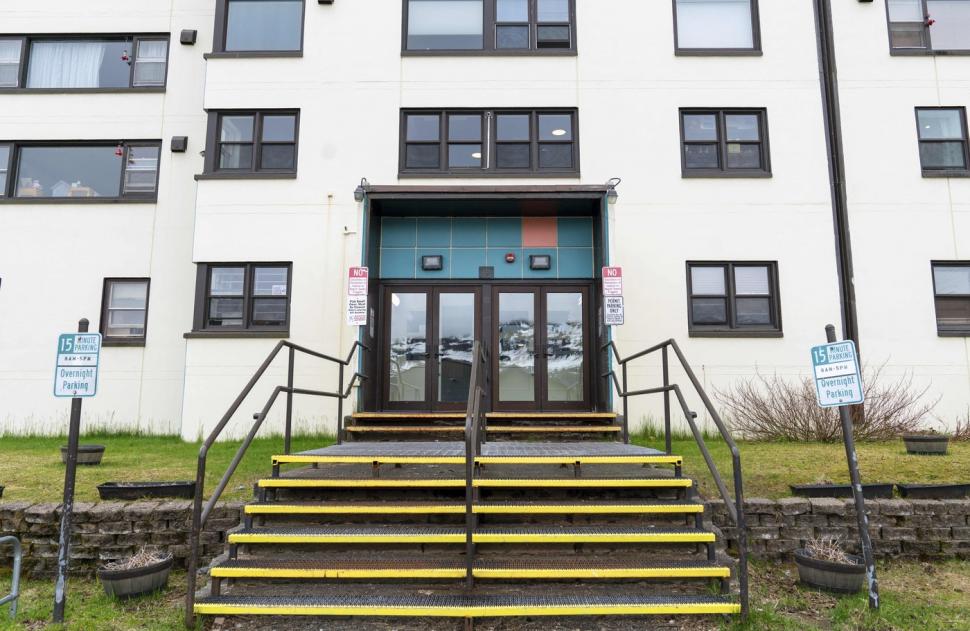 Orașul în care toți oamenii locuiesc într-o singură clădire. Magazinul, biserica și poliția sunt tot aici: Nu trebuie să ieșim afară 1022222