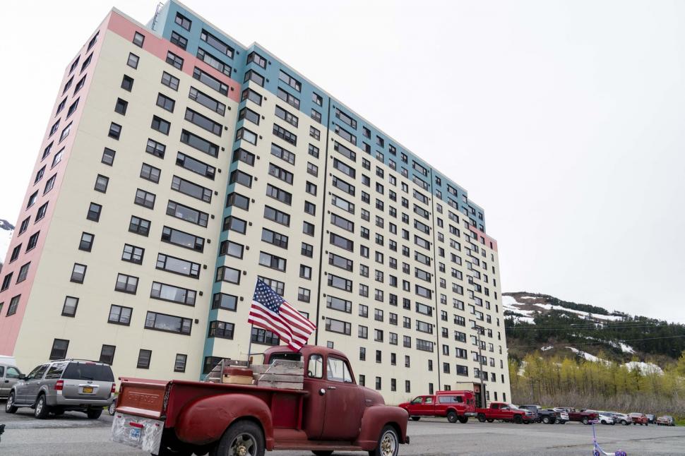 Orașul în care toți oamenii locuiesc într-o singură clădire. Magazinul, biserica și poliția sunt tot aici: Nu trebuie să ieșim afară 1022223