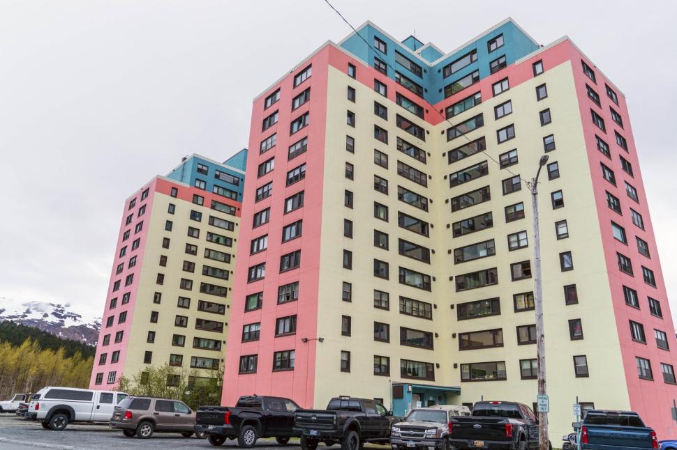 Orașul în care toți oamenii locuiesc într-o singură clădire. Magazinul, biserica și poliția sunt tot aici: Nu trebuie să ieșim afară 1022225