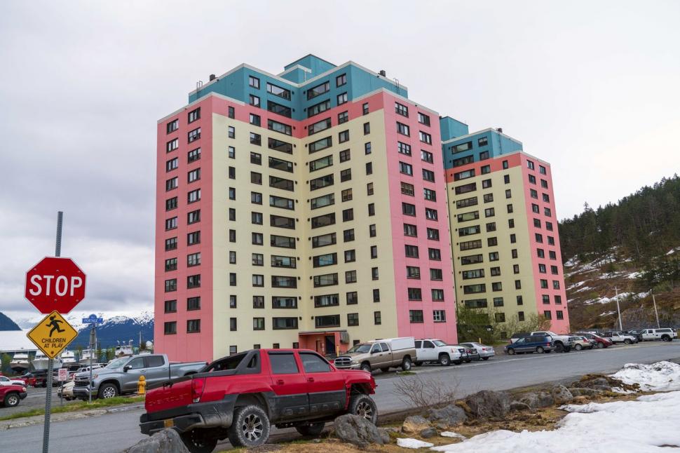 Orașul în care toți oamenii locuiesc într-o singură clădire. Magazinul, biserica și poliția sunt tot aici: Nu trebuie să ieșim afară 1022228