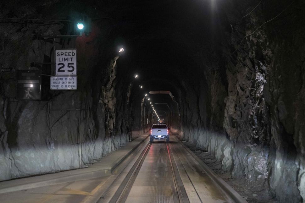 Orașul în care toți oamenii locuiesc într-o singură clădire. Magazinul, biserica și poliția sunt tot aici: Nu trebuie să ieșim afară 1022229