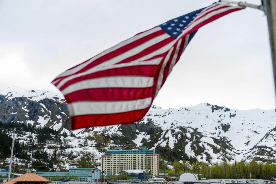 Orașul în care toți oamenii locuiesc într-o singură clădire. Magazinul, biserica și poliția sunt tot aici: Nu trebuie să ieșim afară 1022230