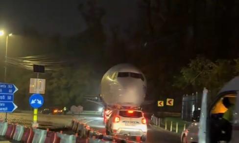 Uimire mare pe DN1: Un avion uriaș a fost dus pe șosea de la București la Brașov 1022250