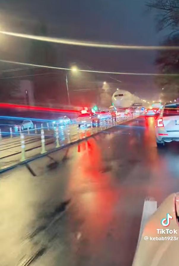 Uimire mare pe DN1: Un avion uriaș a fost dus pe șosea de la București la Brașov 1022252