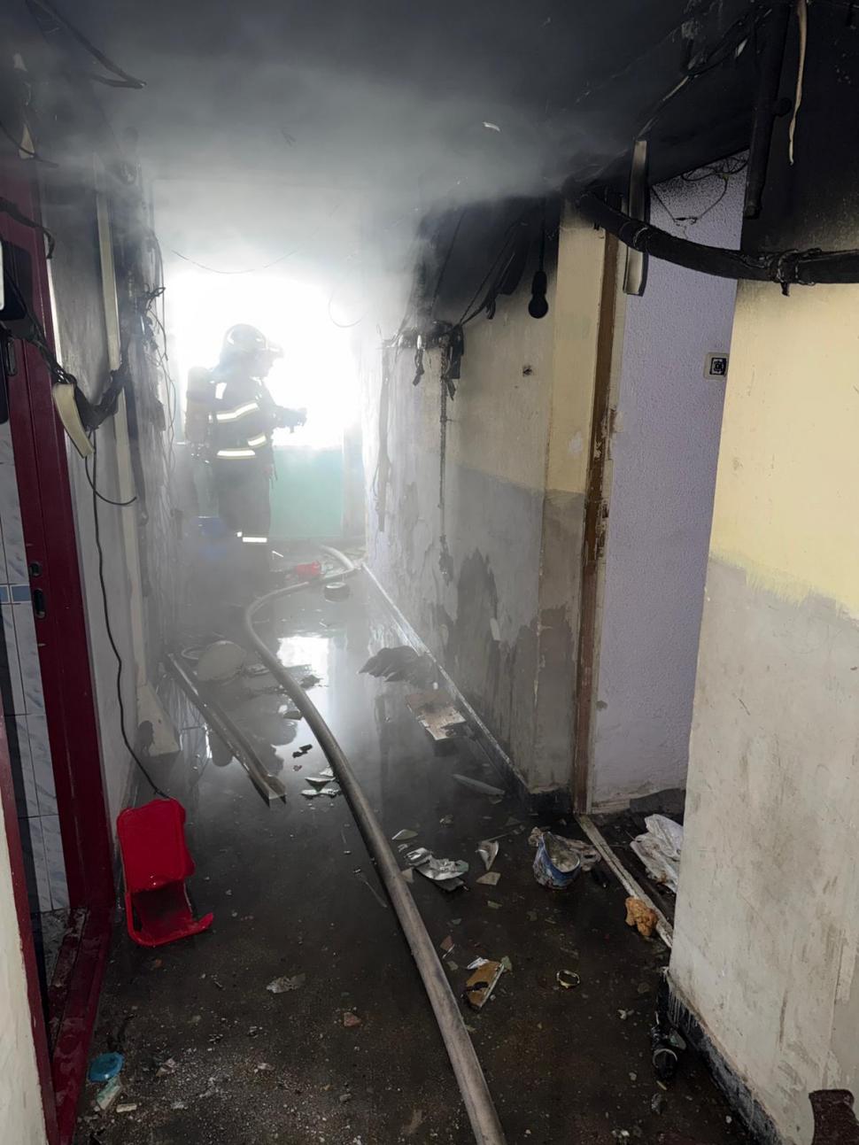 Explozie urmată de incendiu într-un bloc din Balș: Există victime. Mai multe garsoniere au fost distruse 1023045