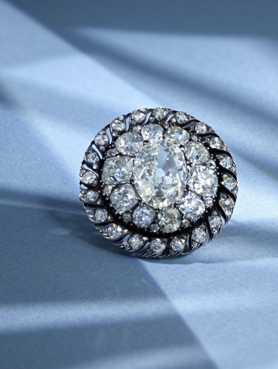 O broşă s-a vândut cu preţul record de 3,7 milioane de euro la „săptămâna luxului”, în Geneva. Fusese evaluată la 220.000 de euro 1023006