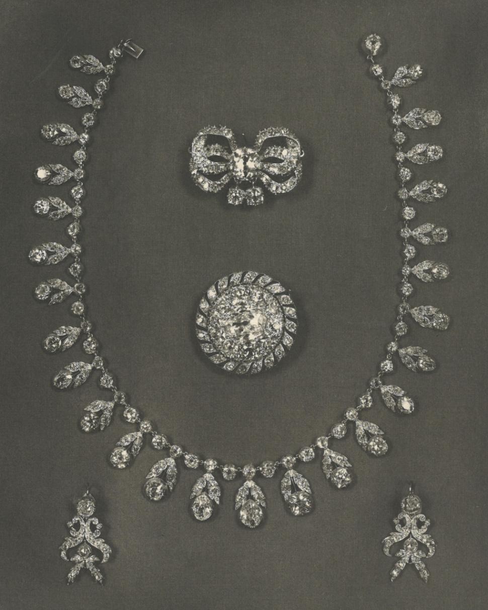 O broşă s-a vândut cu preţul record de 3,7 milioane de euro la „săptămâna luxului”, în Geneva. Fusese evaluată la 220.000 de euro 1023010