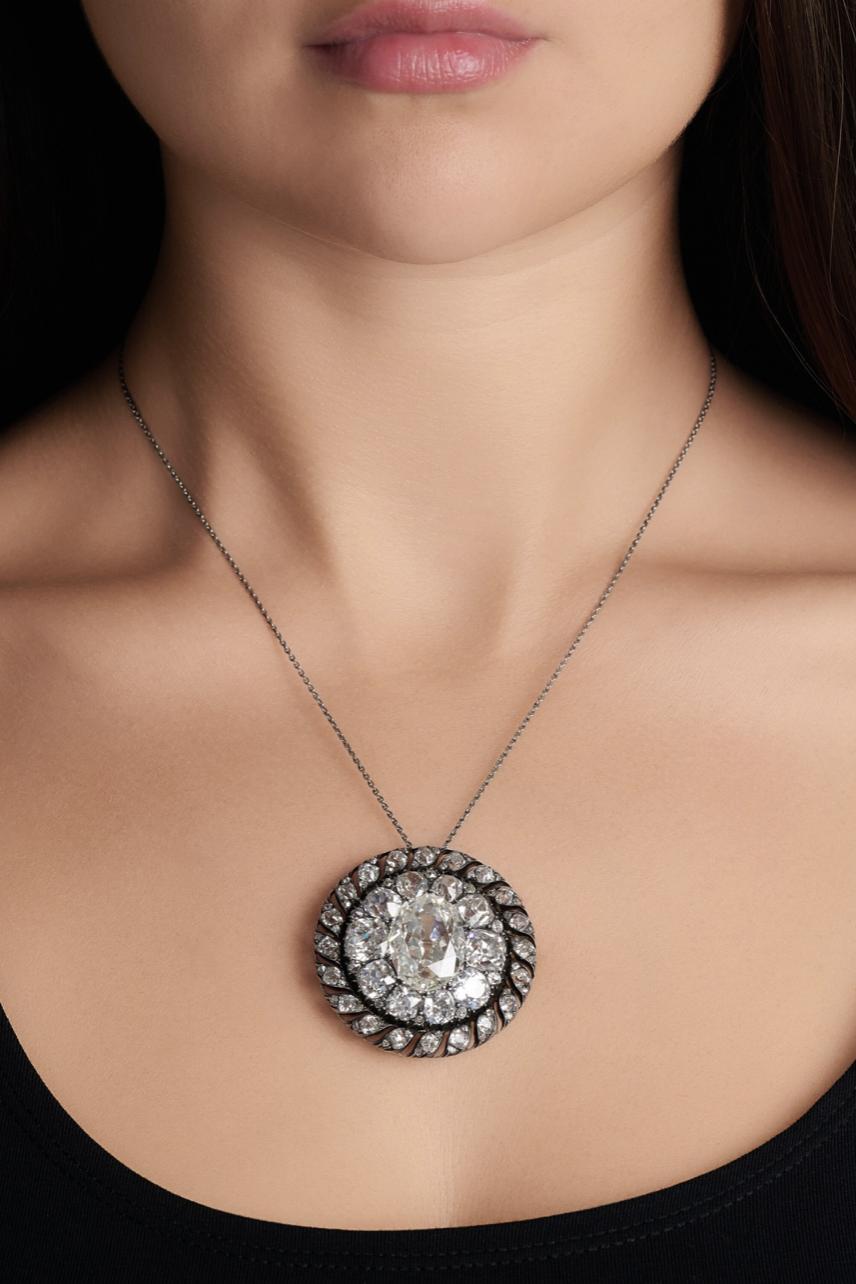 O broşă s-a vândut cu preţul record de 3,7 milioane de euro la „săptămâna luxului”, în Geneva. Fusese evaluată la 220.000 de euro 1023012