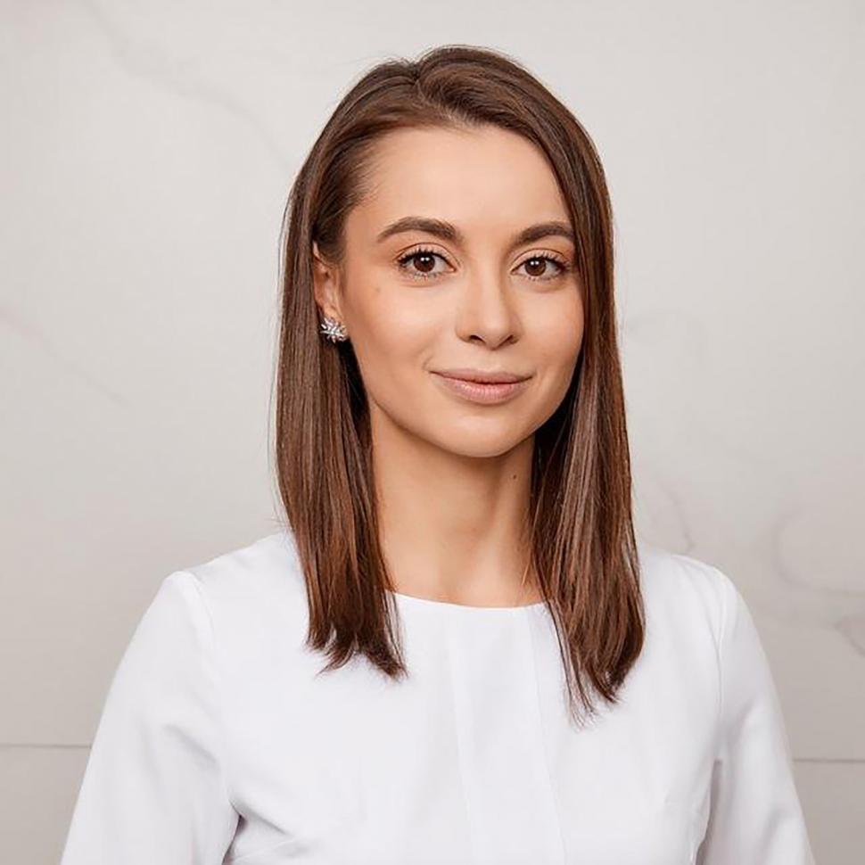 O doctoriță esteticiană din Rusia, vedetă pe internet, a fost trimisă pe front pentru că i-a greșit operația la pleoape unei paciente 1023091