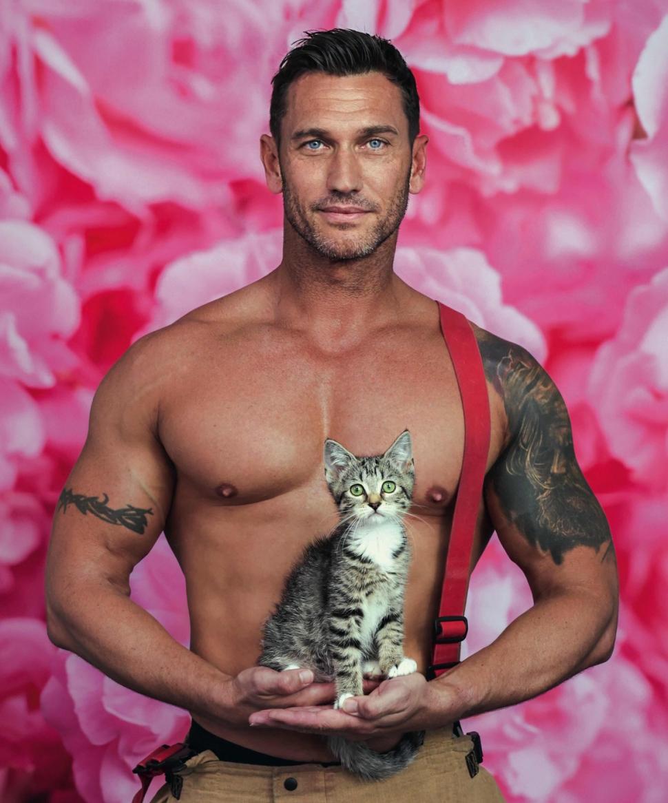 Pompierii australieni și-au dat jos din nou cămășile și au pozat cu pisicuțe și cățeluși în brațe pentru o cauză nobilă 1023223