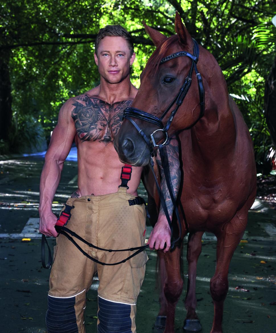 Pompierii australieni și-au dat jos din nou cămășile și au pozat cu pisicuțe și cățeluși în brațe pentru o cauză nobilă 1023226