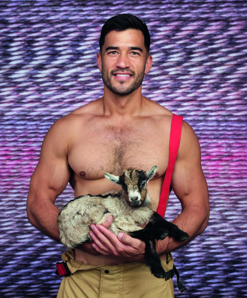 Pompierii australieni și-au dat jos din nou cămășile și au pozat cu pisicuțe și cățeluși în brațe pentru o cauză nobilă 1023235