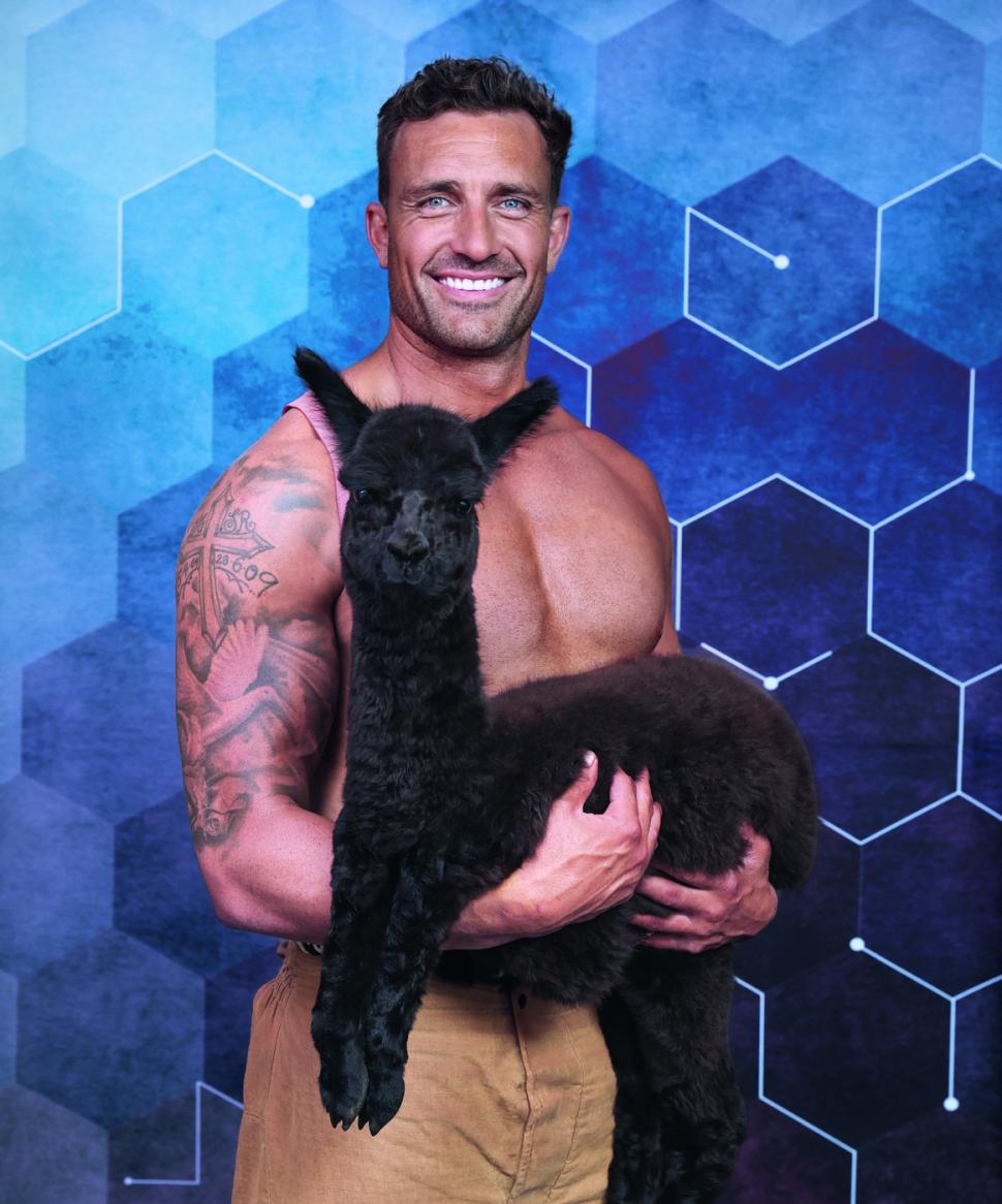 Pompierii australieni și-au dat jos din nou cămășile și au pozat cu pisicuțe și cățeluși în brațe pentru o cauză nobilă 1023237