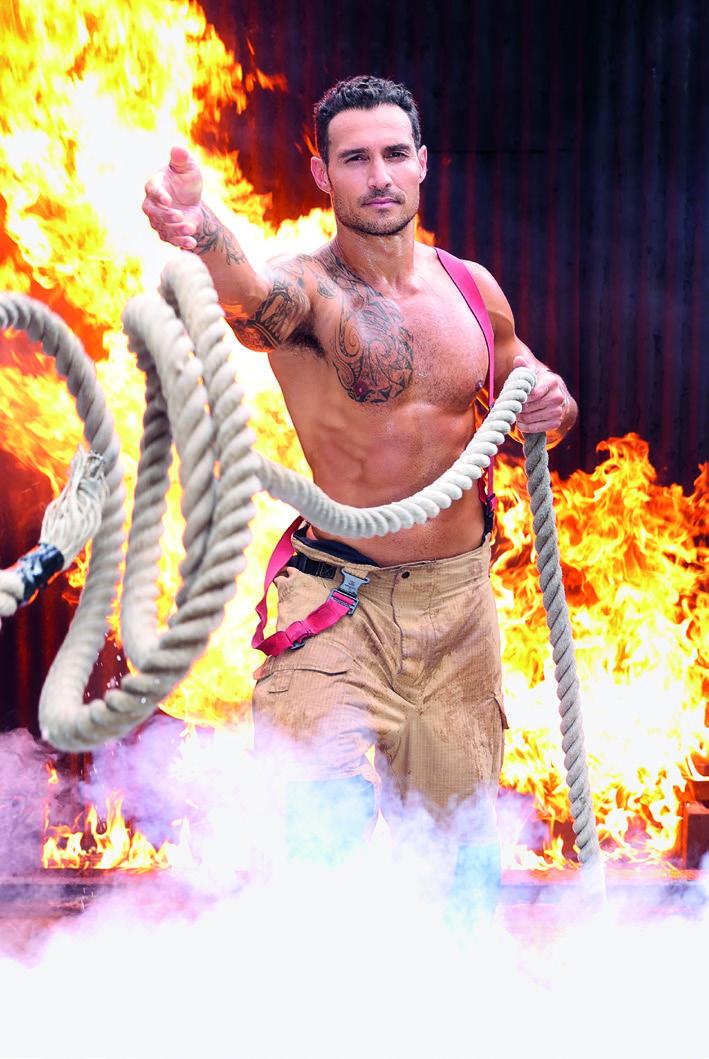 Pompierii australieni și-au dat jos din nou cămășile și au pozat cu pisicuțe și cățeluși în brațe pentru o cauză nobilă 1023238