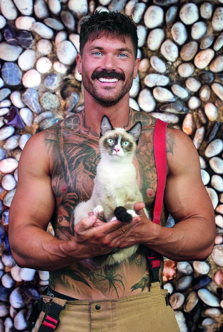 Pompierii australieni și-au dat jos din nou cămășile și au pozat cu pisicuțe și cățeluși în brațe pentru o cauză nobilă 1023239