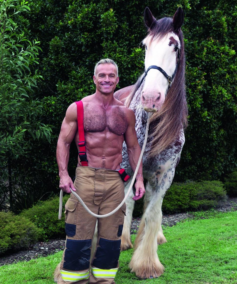 Pompierii australieni și-au dat jos din nou cămășile și au pozat cu pisicuțe și cățeluși în brațe pentru o cauză nobilă 1023241