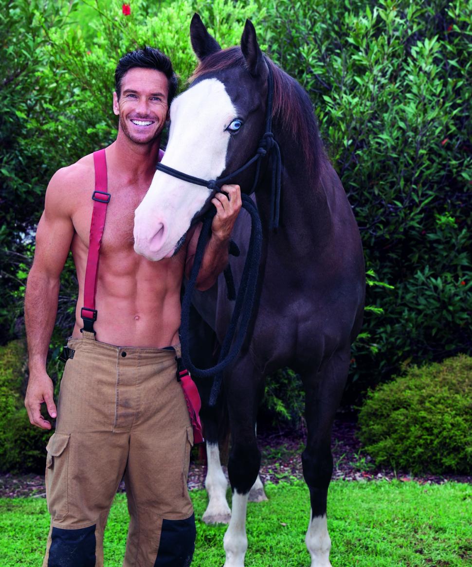 Pompierii australieni și-au dat jos din nou cămășile și au pozat cu pisicuțe și cățeluși în brațe pentru o cauză nobilă 1023243