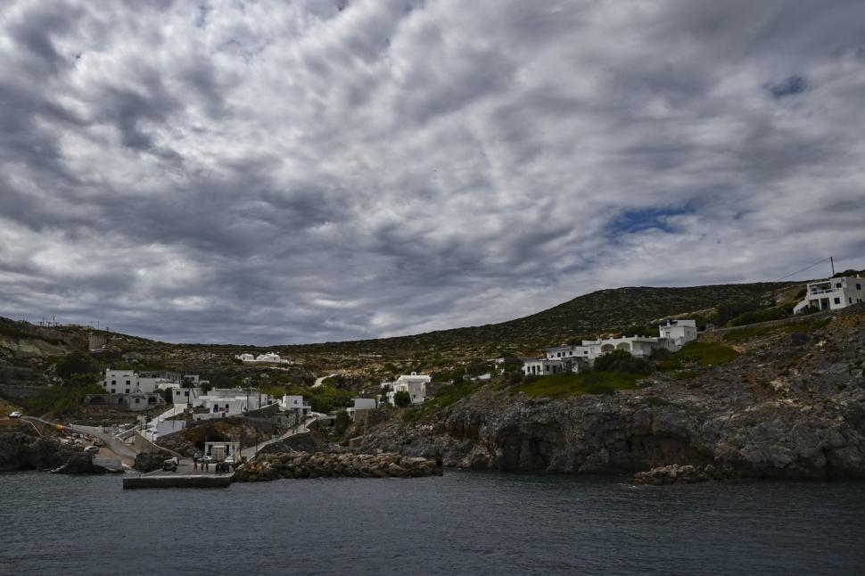 O insulă grecească îi plătește cu 18.000 de euro pe cei care doresc să se mute acolo. Are școală și cafenea și doar 24 de locuitori 1023465