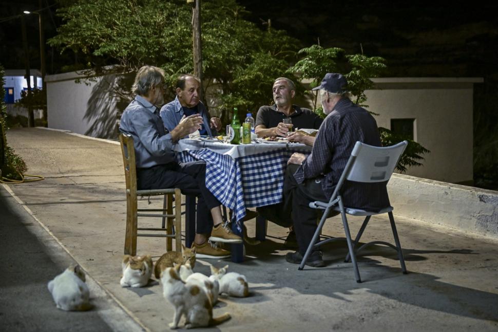 O insulă grecească îi plătește cu 18.000 de euro pe cei care doresc să se mute acolo. Are școală și cafenea și doar 24 de locuitori 1023466