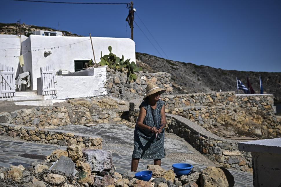 O insulă grecească îi plătește cu 18.000 de euro pe cei care doresc să se mute acolo. Are școală și cafenea și doar 24 de locuitori 1023467