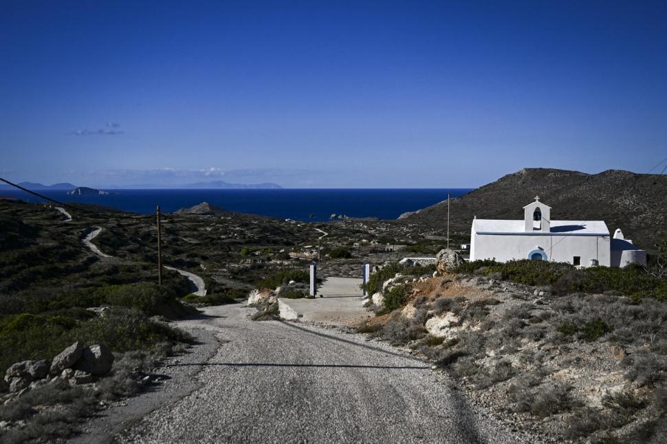 O insulă grecească îi plătește cu 18.000 de euro pe cei care doresc să se mute acolo. Are școală și cafenea și doar 24 de locuitori 1023471