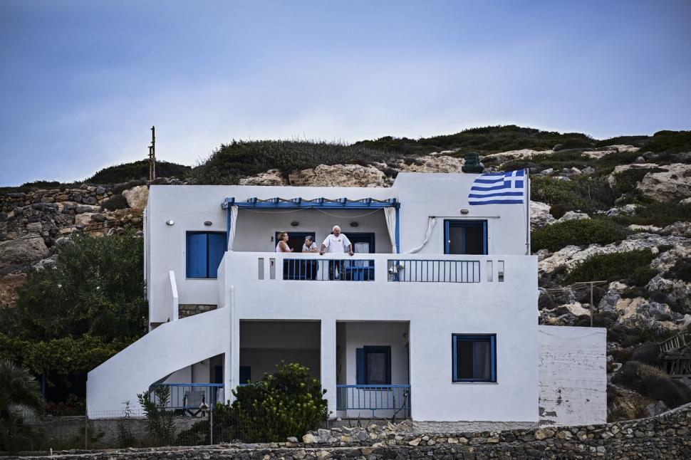 O insulă grecească îi plătește cu 18.000 de euro pe cei care doresc să se mute acolo. Are școală și cafenea și doar 24 de locuitori 1023472