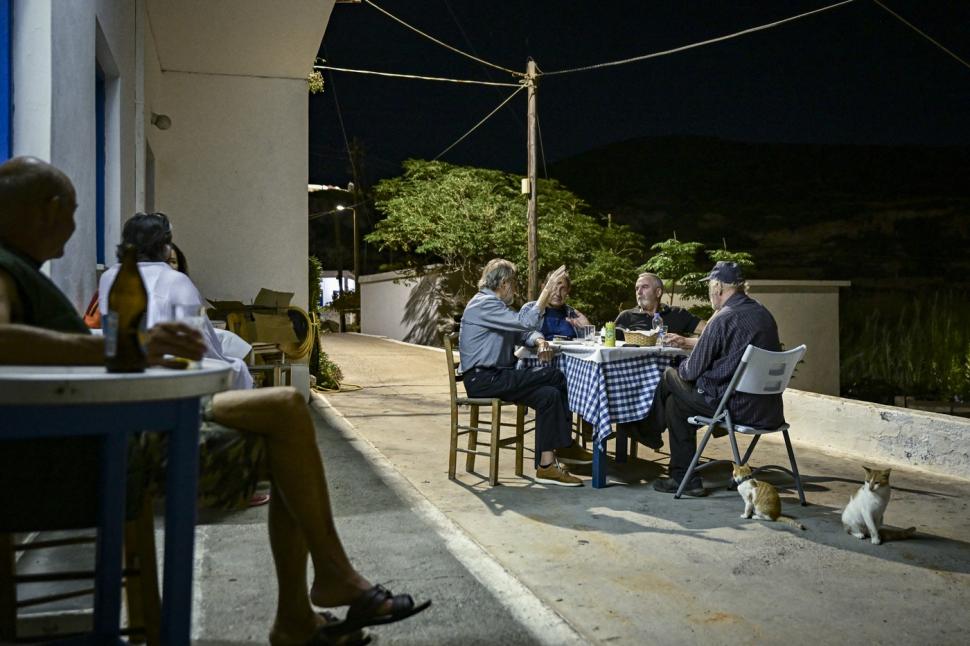 O insulă grecească îi plătește cu 18.000 de euro pe cei care doresc să se mute acolo. Are școală și cafenea și doar 24 de locuitori 1023473