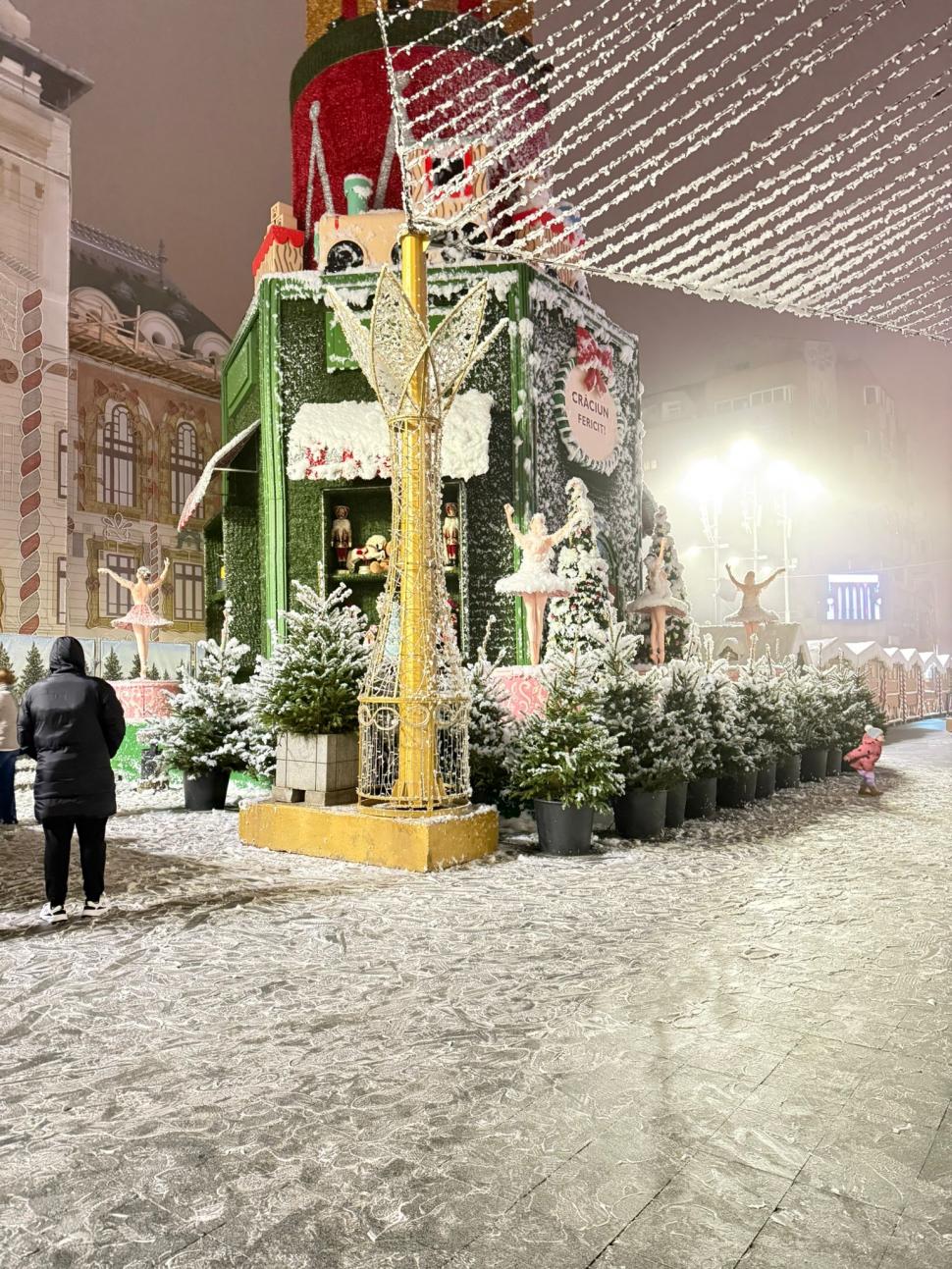 S-a deschis Târgul de Crăciun de la Craiova. Programul din 2025, prețuri, concerte și alte informații utile: Va ninge în fiecare seară 1023369