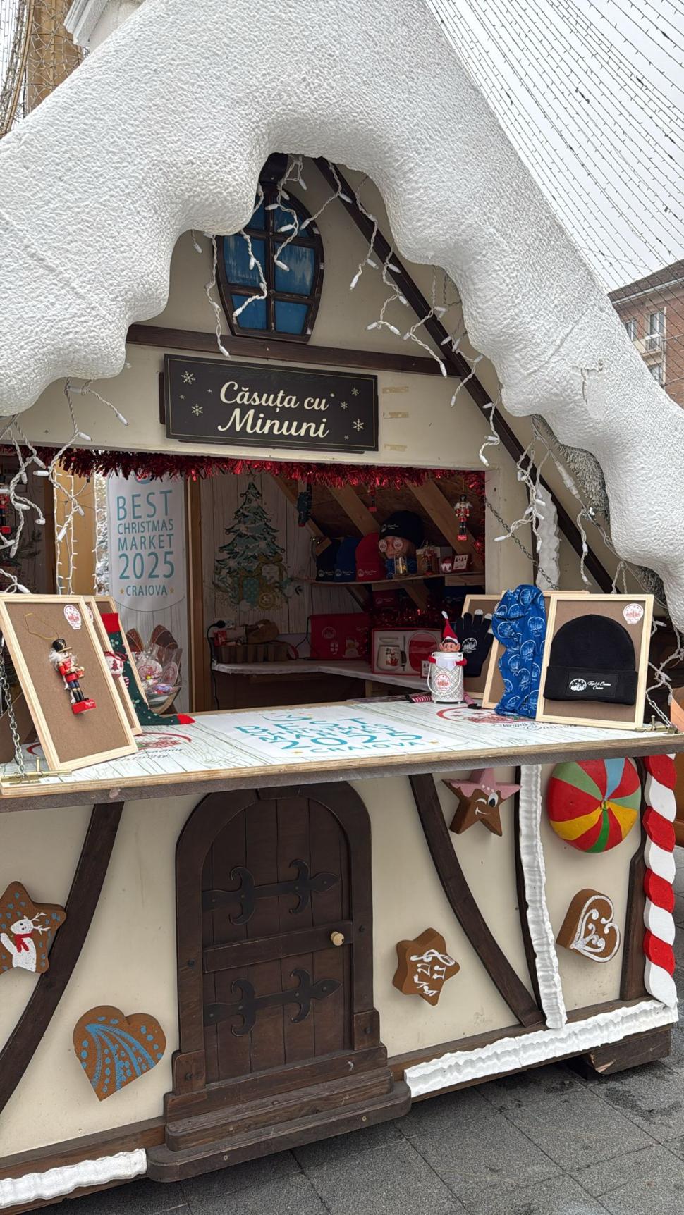 S-a deschis Târgul de Crăciun de la Craiova. Programul din 2025, prețuri, concerte și alte informații utile: Va ninge în fiecare seară 1023370