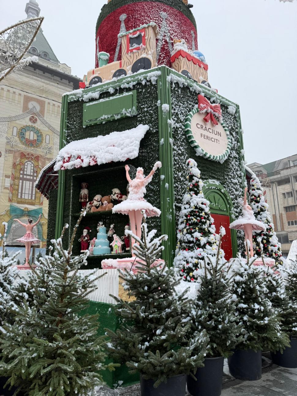 S-a deschis Târgul de Crăciun de la Craiova. Programul din 2025, prețuri, concerte și alte informații utile: Va ninge în fiecare seară 1023375