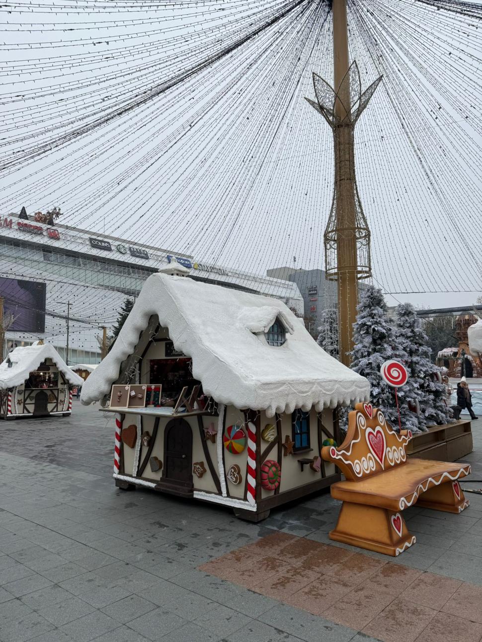 S-a deschis Târgul de Crăciun de la Craiova. Programul din 2025, prețuri, concerte și alte informații utile: Va ninge în fiecare seară 1023376