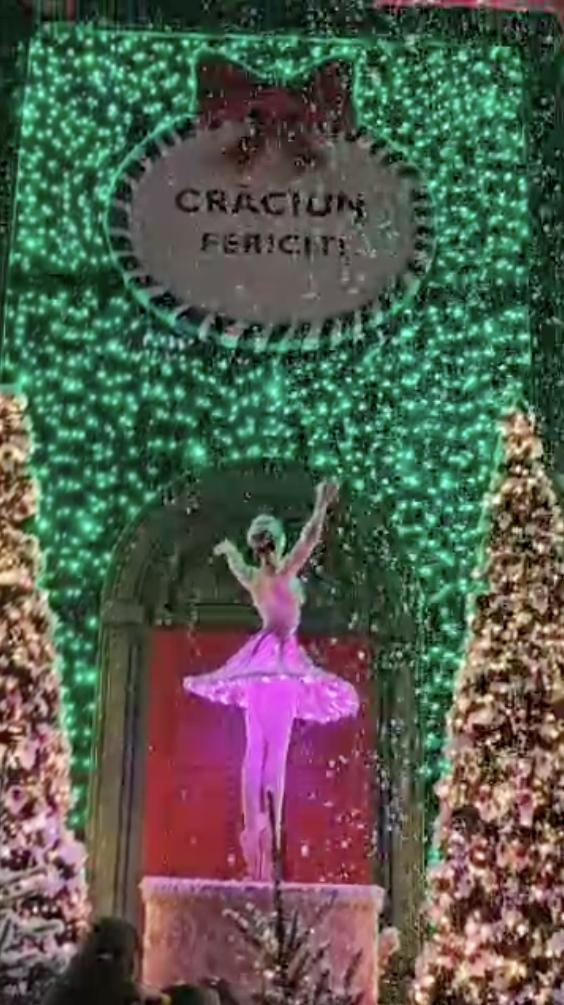 S-a deschis Târgul de Crăciun de la Craiova. Programul din 2025, prețuri, concerte și alte informații utile: Va ninge în fiecare seară 1023378