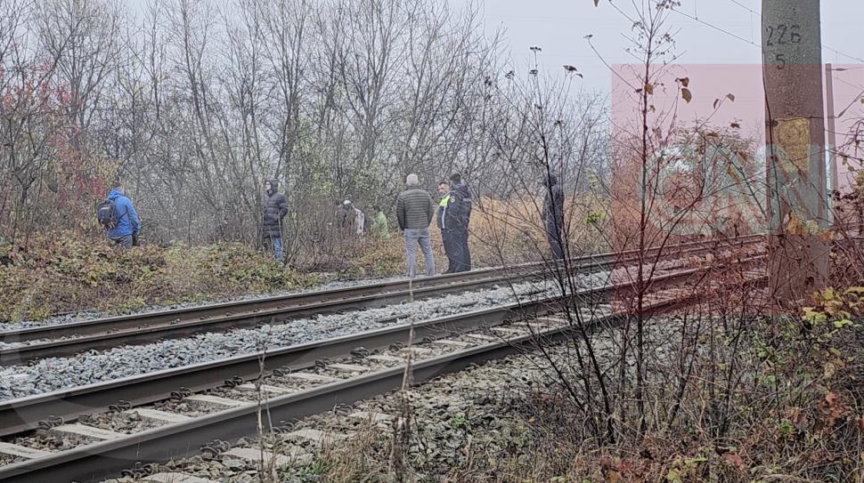 Suspiciuni de crimă la Bacău: Cadavrul unei tinere a fost găsit lângă o cale ferată din oraș, cu urme de tăieturi și lovituri 1023349