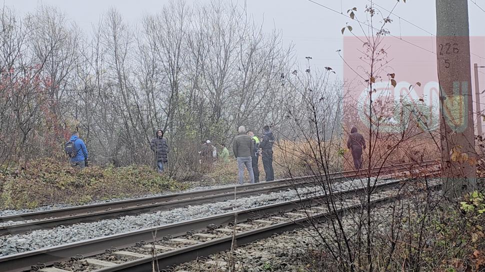 Suspiciuni de crimă la Bacău: Cadavrul unei tinere a fost găsit lângă o cale ferată din oraș, cu urme de tăieturi și lovituri 1023350