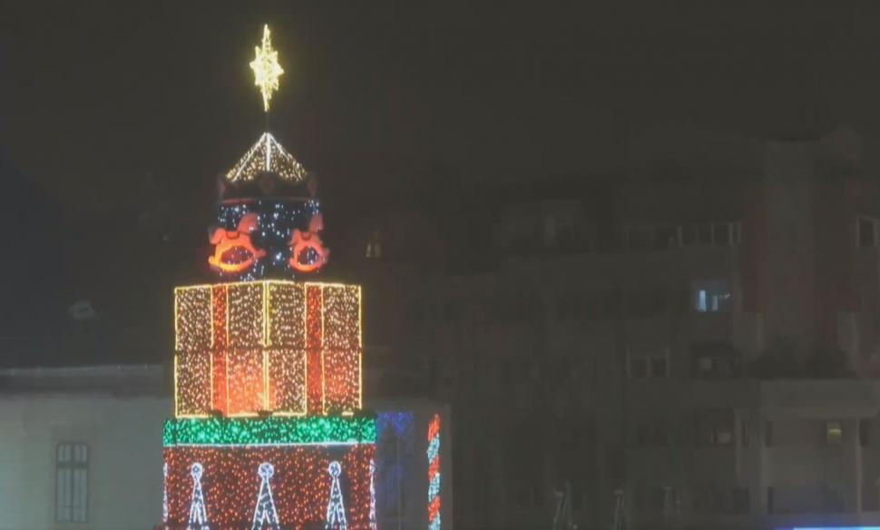 Zeci de mii de oameni au participat la deschiderea Târgului de Crăciun de la Craiova. Moşul s-a dat pe tiroliană, spre bucuria tuturor 1023612