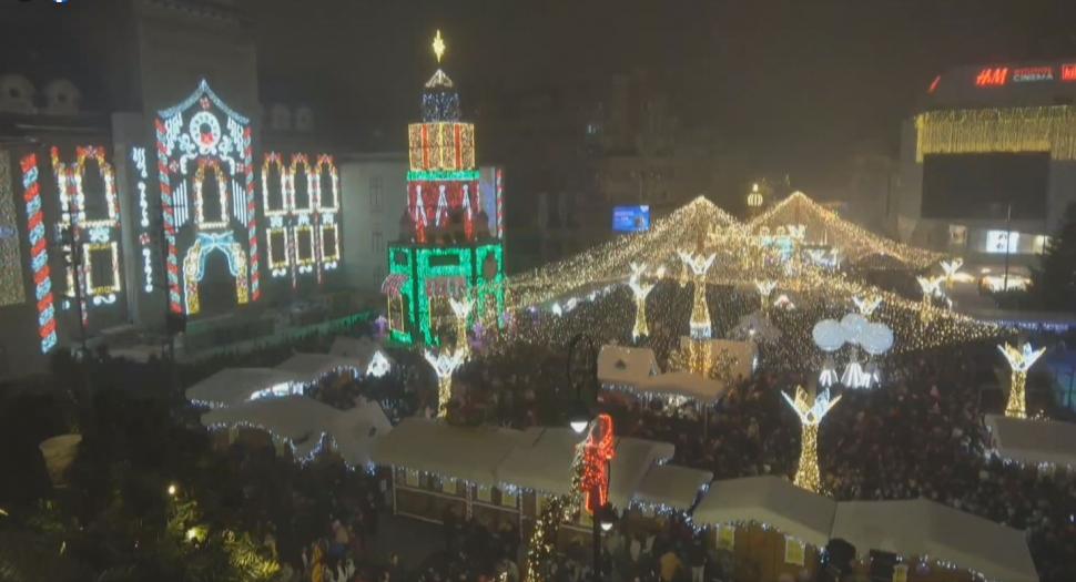 Zeci de mii de oameni au participat la deschiderea Târgului de Crăciun de la Craiova. Moşul s-a dat pe tiroliană, spre bucuria tuturor 1023613