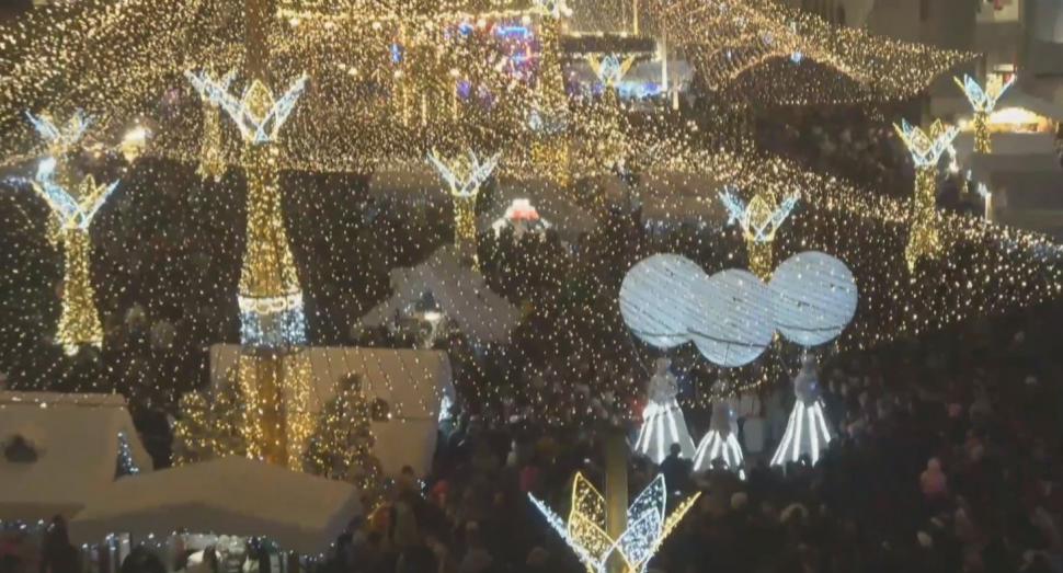 Zeci de mii de oameni au participat la deschiderea Târgului de Crăciun de la Craiova. Moşul s-a dat pe tiroliană, spre bucuria tuturor 1023614