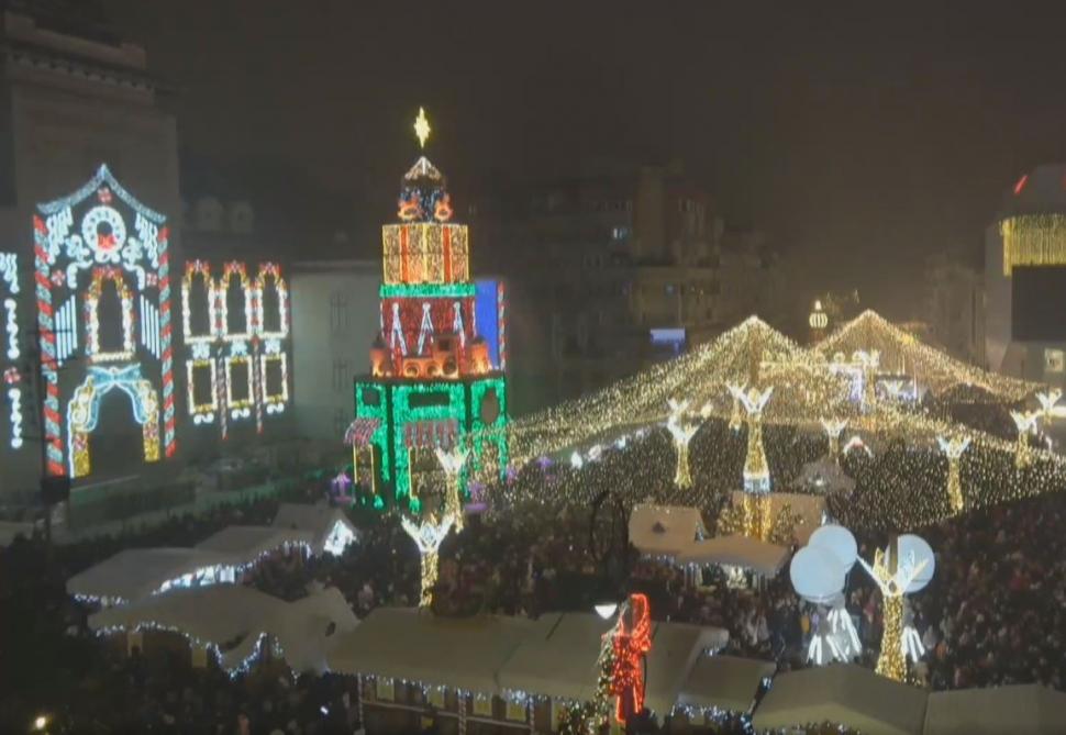 Zeci de mii de oameni au participat la deschiderea Târgului de Crăciun de la Craiova. Moşul s-a dat pe tiroliană, spre bucuria tuturor 1023616