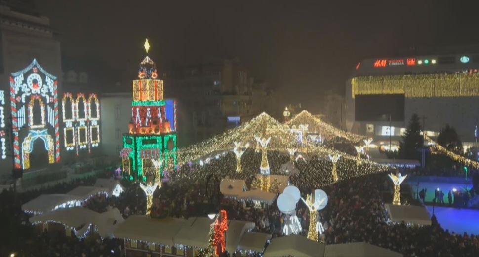 Zeci de mii de oameni au participat la deschiderea Târgului de Crăciun de la Craiova. Moşul s-a dat pe tiroliană, spre bucuria tuturor 1023617