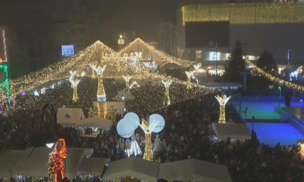 Zeci de mii de oameni au participat la deschiderea Târgului de Crăciun de la Craiova. Moşul s-a dat pe tiroliană, spre bucuria tuturor 1023618
