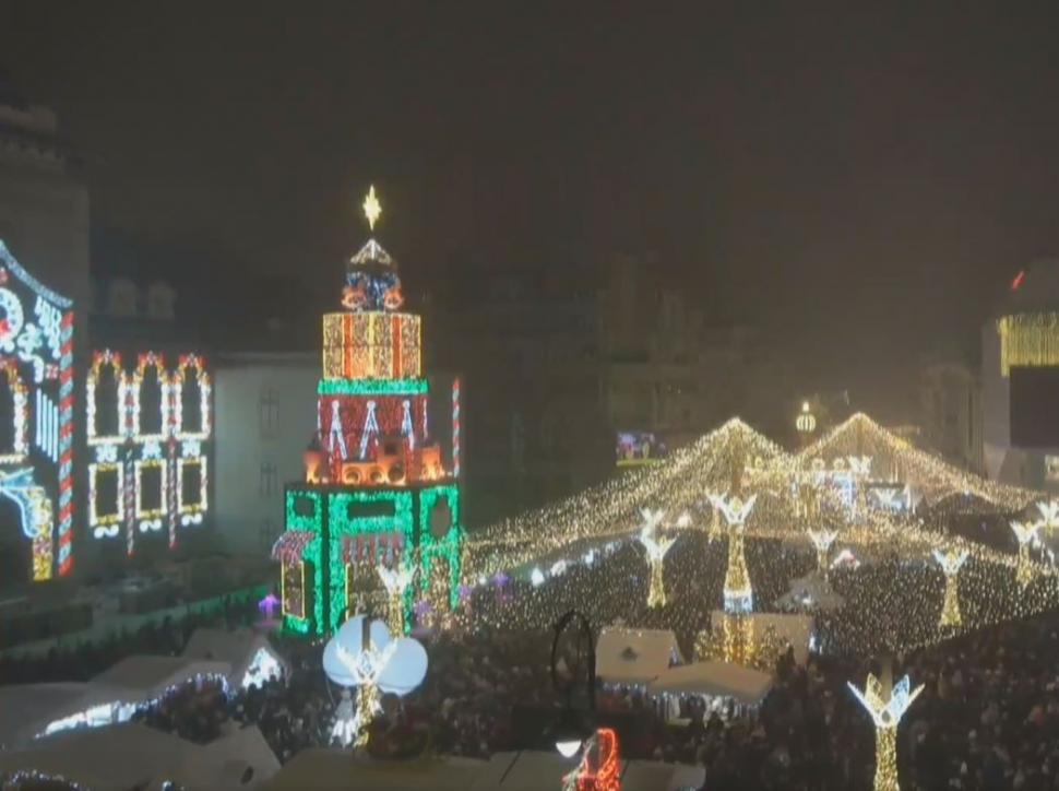 Zeci de mii de oameni au participat la deschiderea Târgului de Crăciun de la Craiova. Moşul s-a dat pe tiroliană, spre bucuria tuturor 1023619