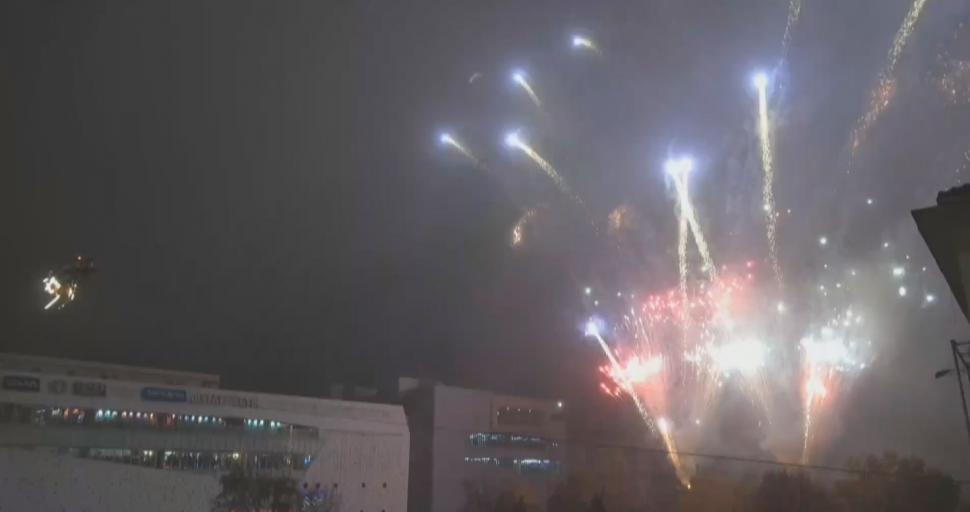 Zeci de mii de oameni au participat la deschiderea Târgului de Crăciun de la Craiova. Moşul s-a dat pe tiroliană, spre bucuria tuturor 1023620