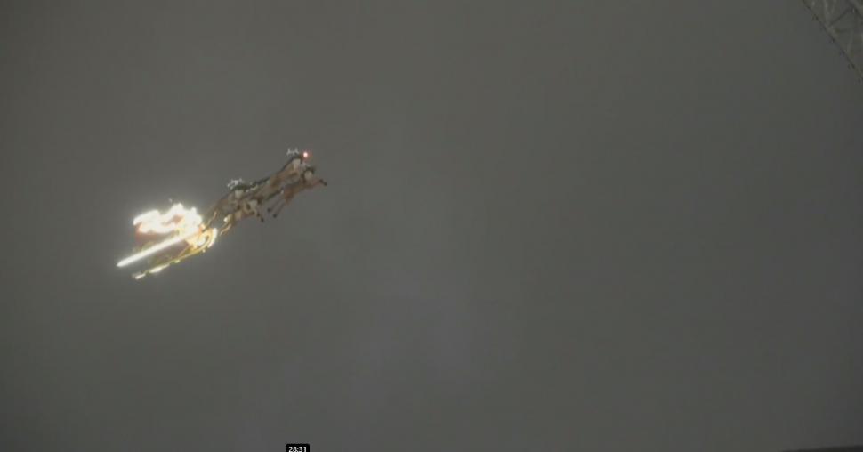 Zeci de mii de oameni au participat la deschiderea Târgului de Crăciun de la Craiova. Moşul s-a dat pe tiroliană, spre bucuria tuturor 1023621