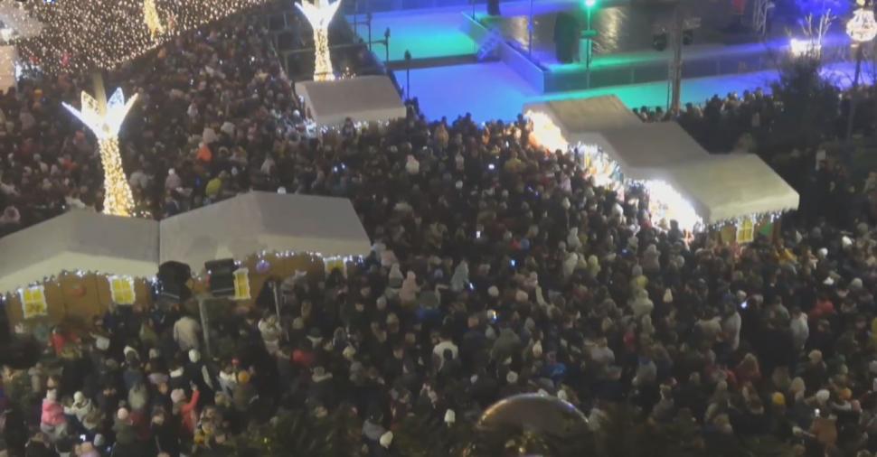 Zeci de mii de oameni au participat la deschiderea Târgului de Crăciun de la Craiova. Moşul s-a dat pe tiroliană, spre bucuria tuturor 1023623
