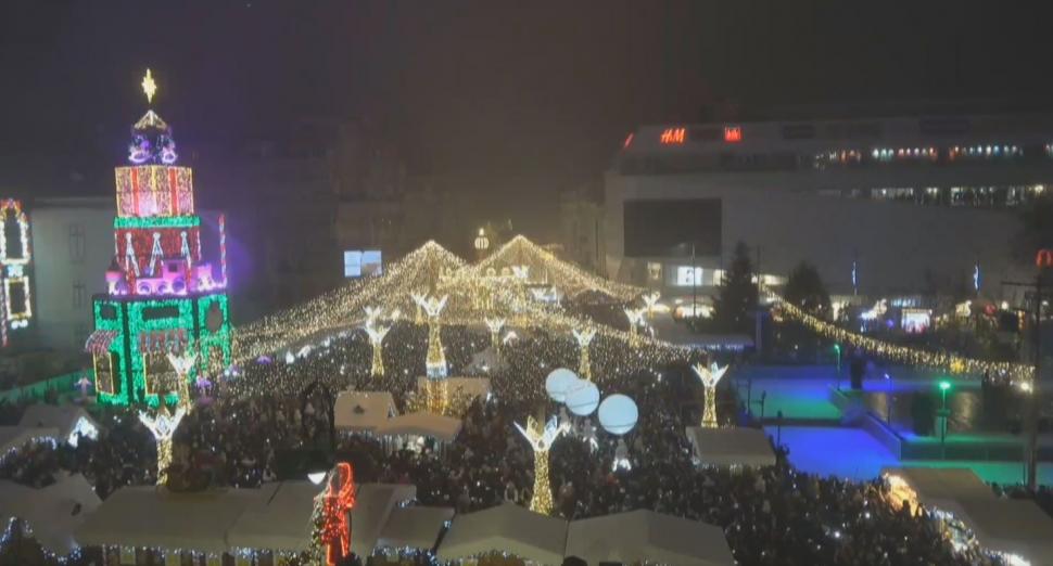 Zeci de mii de oameni au participat la deschiderea Târgului de Crăciun de la Craiova. Moşul s-a dat pe tiroliană, spre bucuria tuturor 1023624