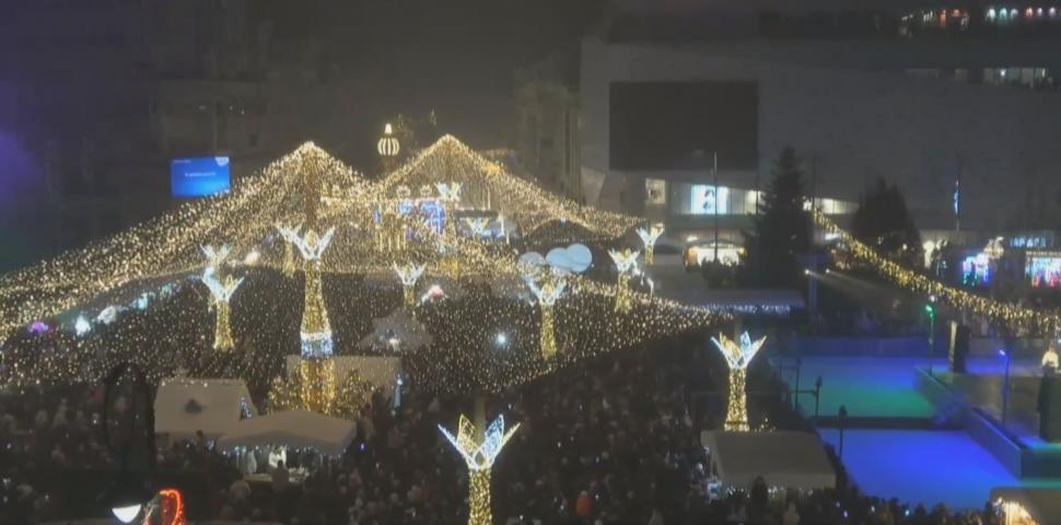 Zeci de mii de oameni au participat la deschiderea Târgului de Crăciun de la Craiova. Moşul s-a dat pe tiroliană, spre bucuria tuturor 1023625