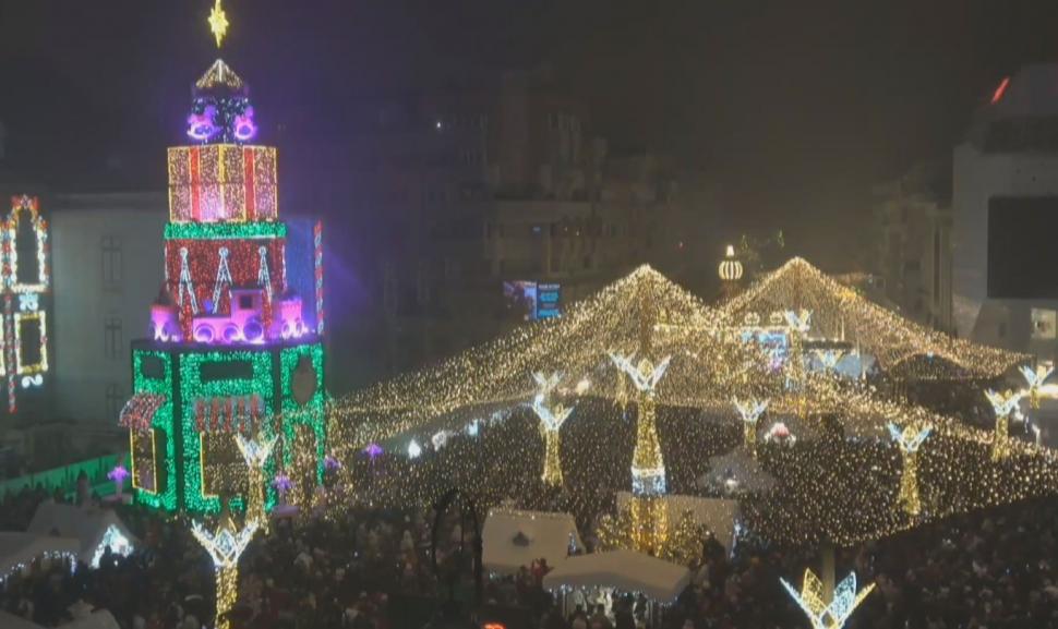 Zeci de mii de oameni au participat la deschiderea Târgului de Crăciun de la Craiova. Moşul s-a dat pe tiroliană, spre bucuria tuturor 1023626